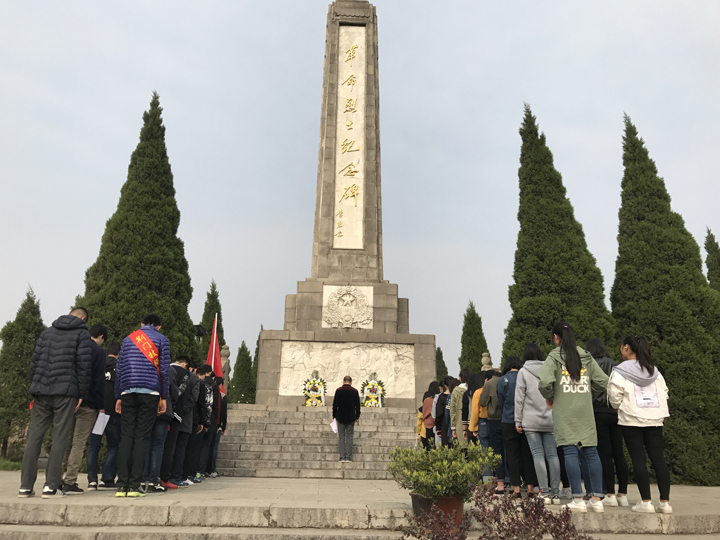 3月29日上午,荆门技师学院40多名师生代表来到荆门市烈士陵园,在庄严